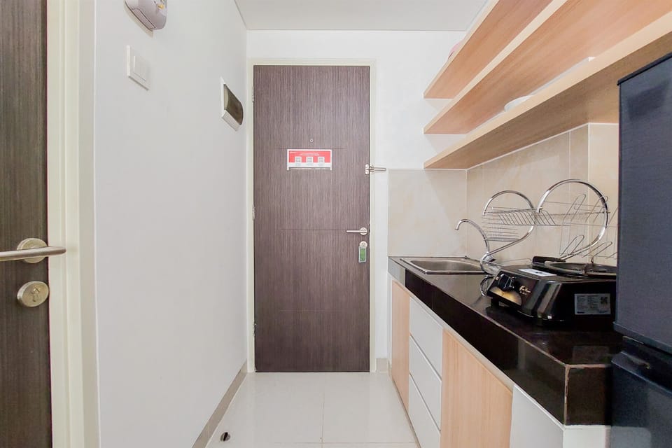 Studio | Private kitchen | Fridge, stovetop, cookware/dishes/utensils, dining tables