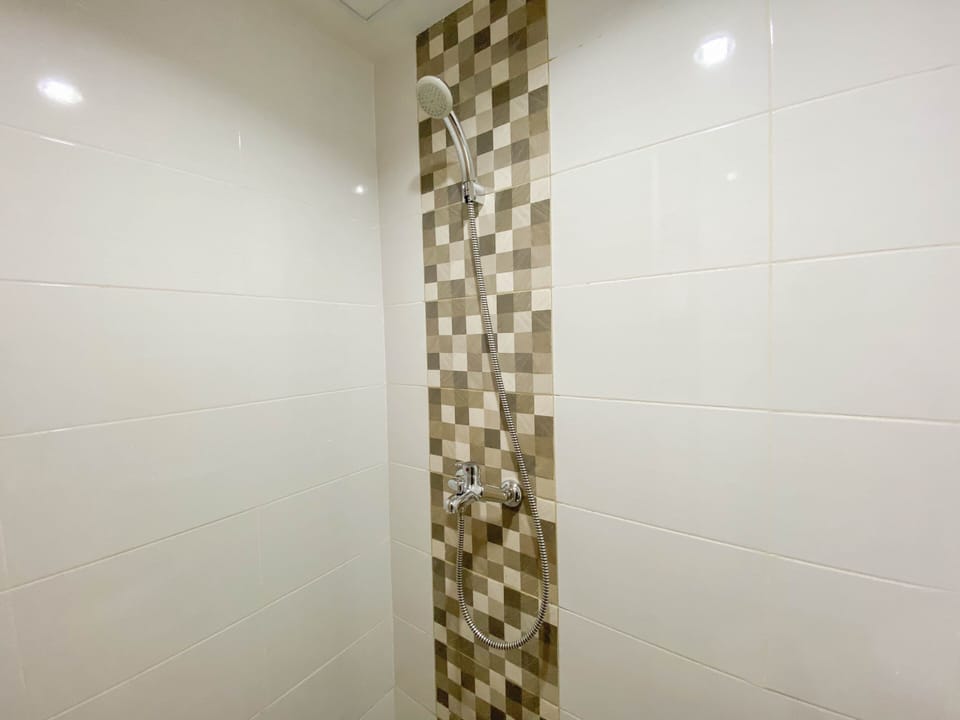Apartment, 1 Bedroom | Bathroom | Shower, free toiletries, towels