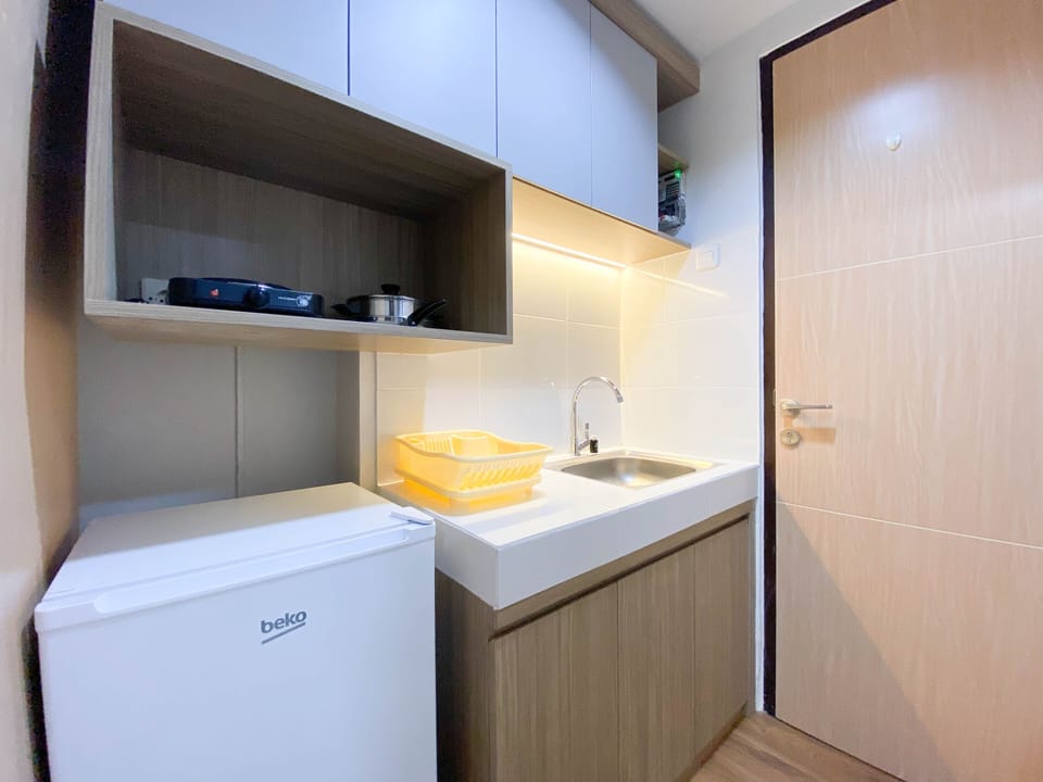 Apartment, 1 Bedroom | Private kitchen | Fridge, stovetop, cookware/dishes/utensils, dining table