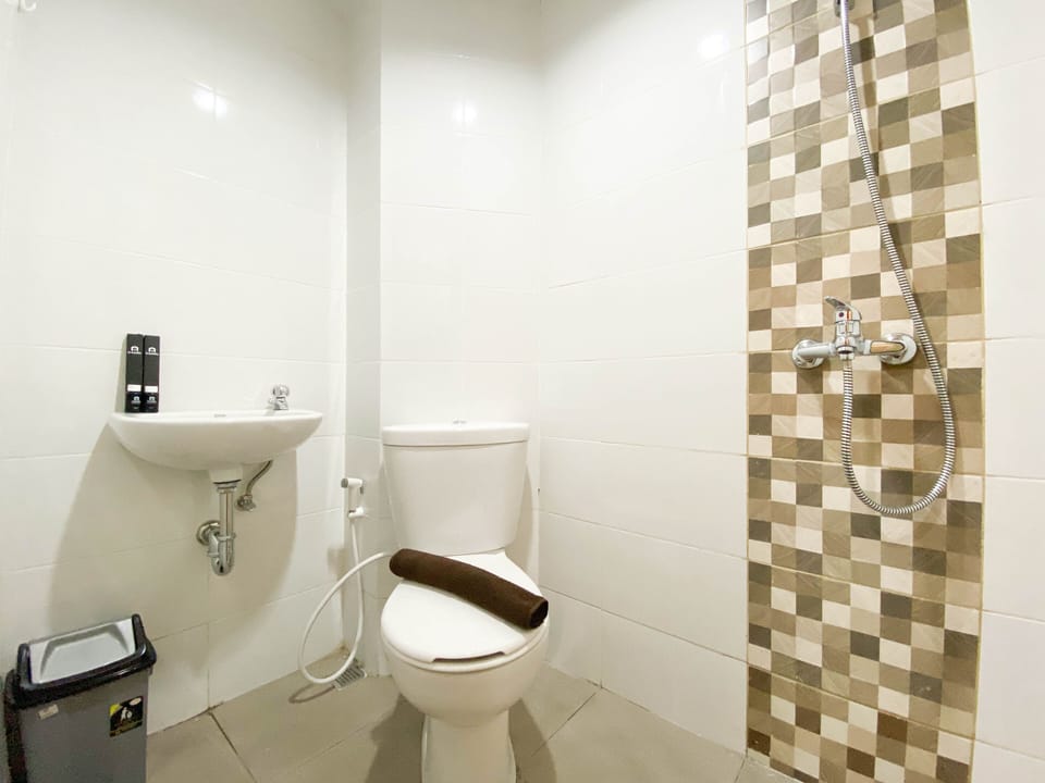Apartment, 1 Bedroom | Bathroom | Shower, free toiletries, towels