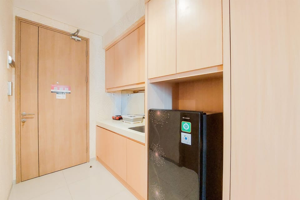 Studio | Private kitchen | Fridge, stovetop, cookware/dishes/utensils, dining tables