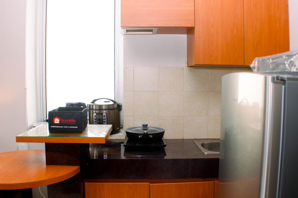 Studio | Private kitchen | Fridge, stovetop, cookware/dishes/utensils, dining tables