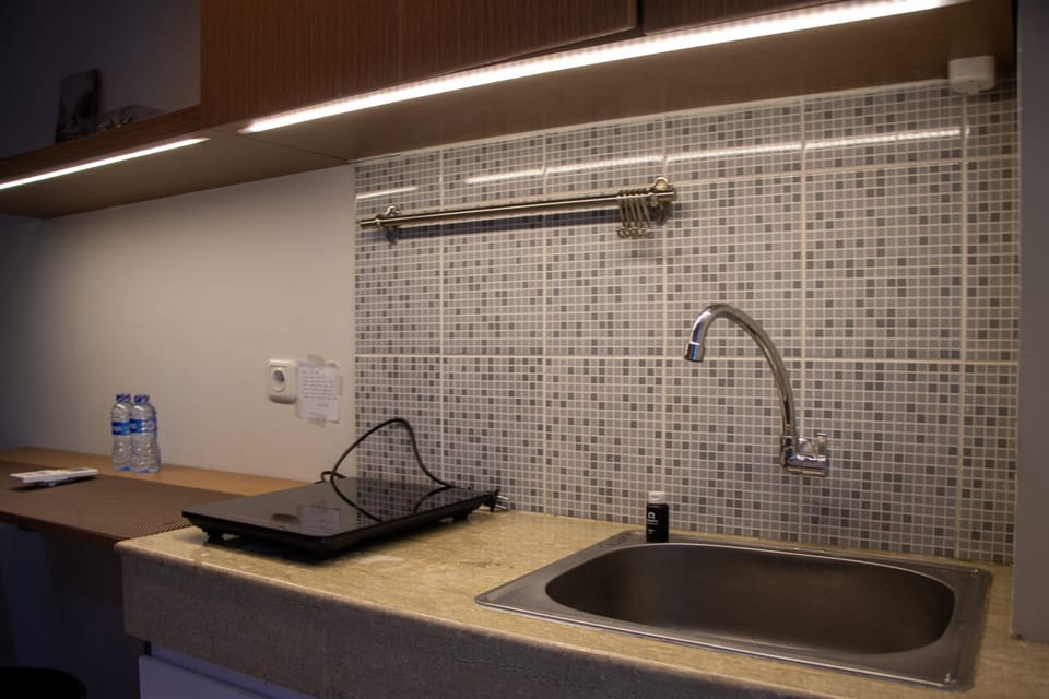 Apartment, 1 Bedroom | Private kitchen | Fridge, stovetop, cookware/dishes/utensils, dining tables