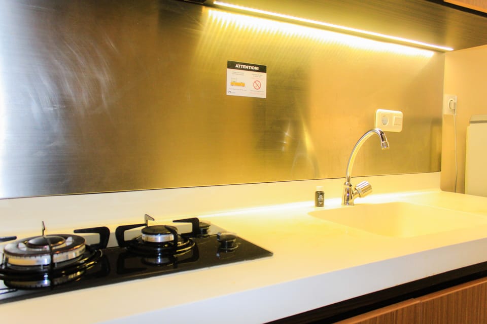 Studio | Private kitchen | Fridge, stovetop, cookware/dishes/utensils, dining tables