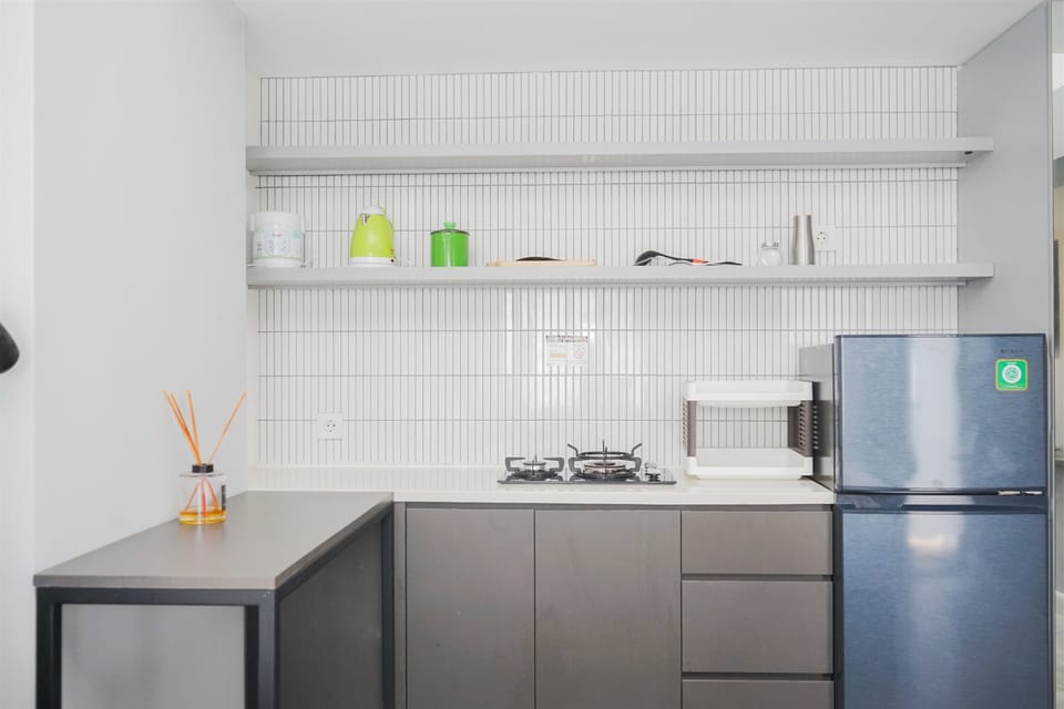 Studio | Private kitchen | Fridge, stovetop, cookware/dishes/utensils, dining tables