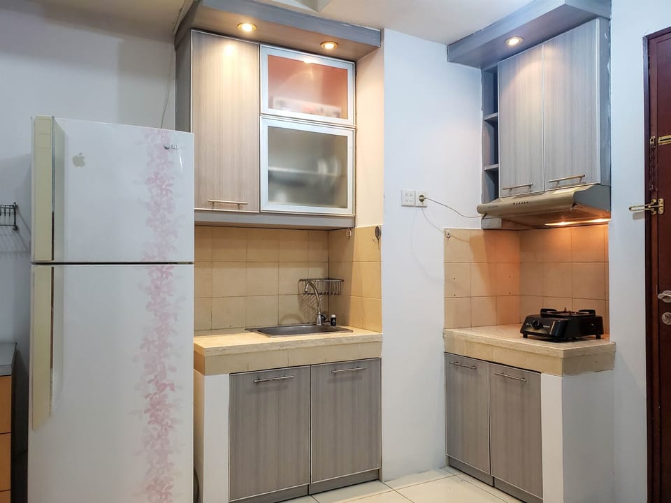 Studio | Private kitchen | Fridge, stovetop, cookware/dishes/utensils, dining tables