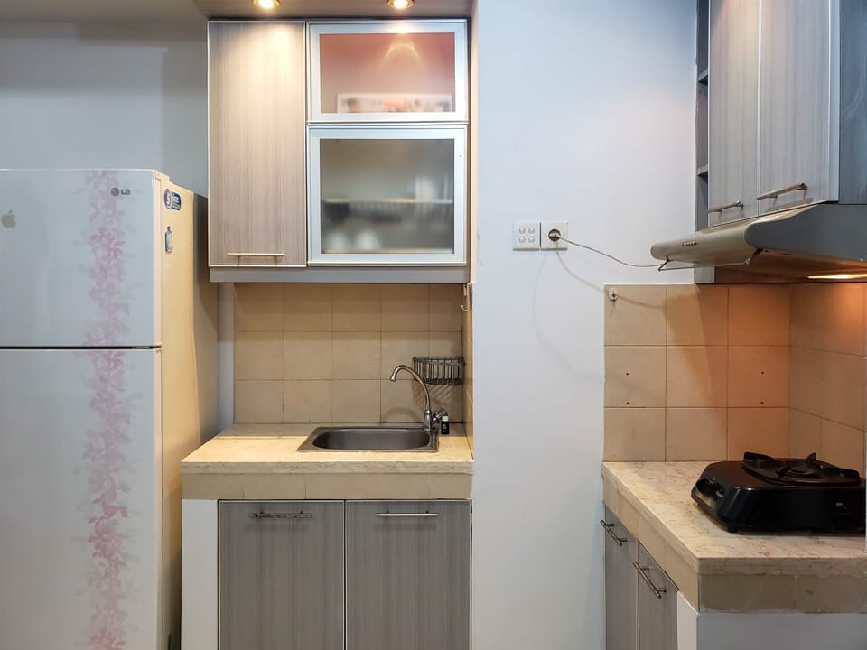 Studio | Private kitchen | Fridge, stovetop, cookware/dishes/utensils, dining tables