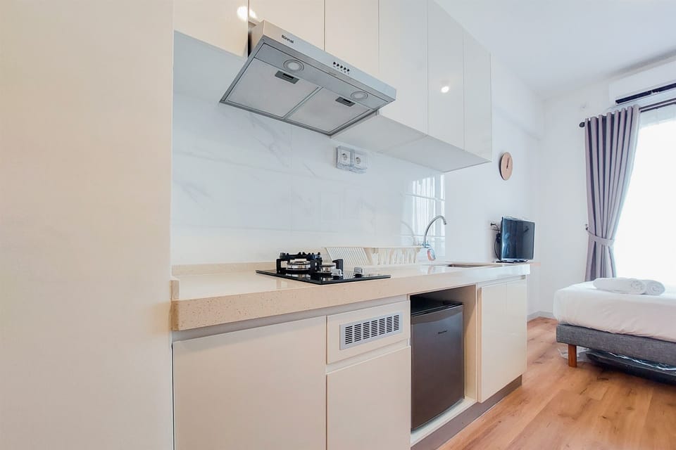 Studio | Private kitchen | Fridge, stovetop, cookware/dishes/utensils, dining tables