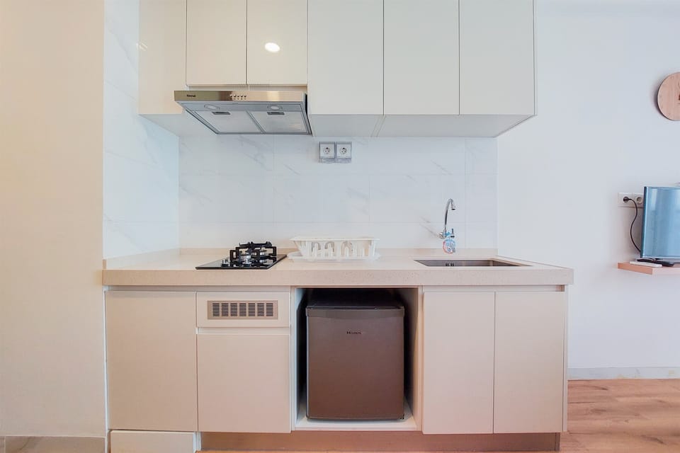 Studio | Private kitchen | Fridge, stovetop, cookware/dishes/utensils, dining tables