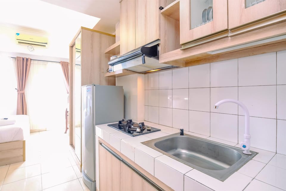 Studio | Private kitchen | Fridge, stovetop, cookware/dishes/utensils, dining tables