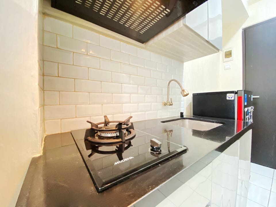 Studio | Private kitchen | Fridge, stovetop, cookware/dishes/utensils, dining tables