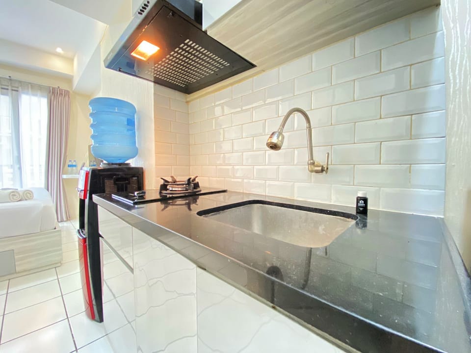 Studio | Private kitchen | Fridge, stovetop, cookware/dishes/utensils, dining tables