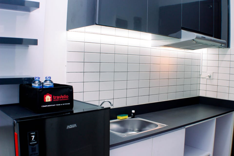 Studio | Private kitchen | Fridge, stovetop, cookware/dishes/utensils, dining tables