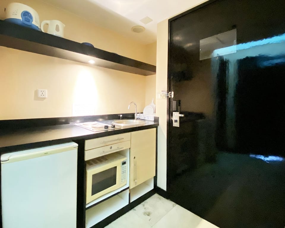 Apartment, 1 Bedroom | Private kitchen | Fridge, stovetop, cookware/dishes/utensils, dining tables