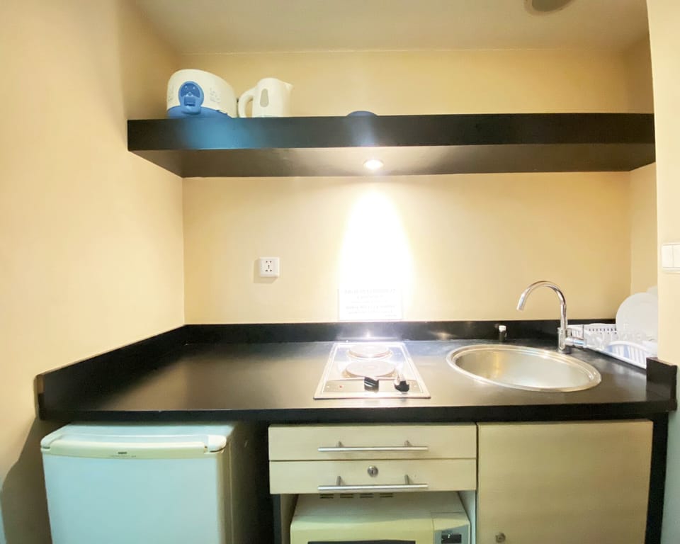 Apartment, 1 Bedroom | Private kitchen | Fridge, stovetop, cookware/dishes/utensils, dining tables