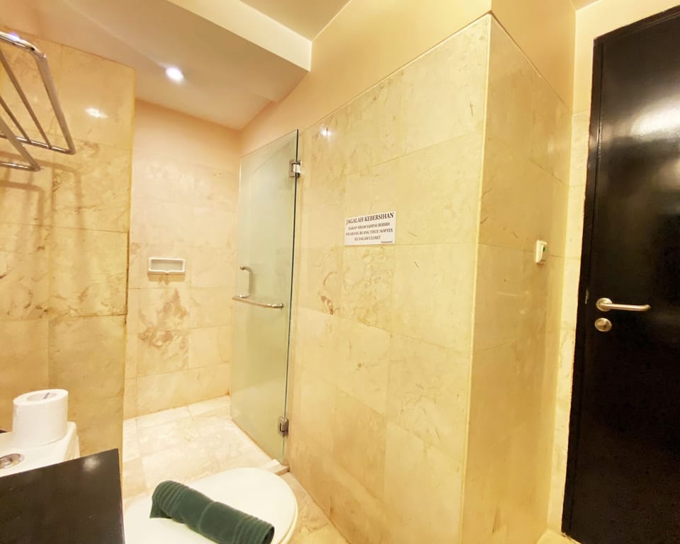 Apartment, 1 Bedroom | Bathroom | Shower, free toiletries, towels