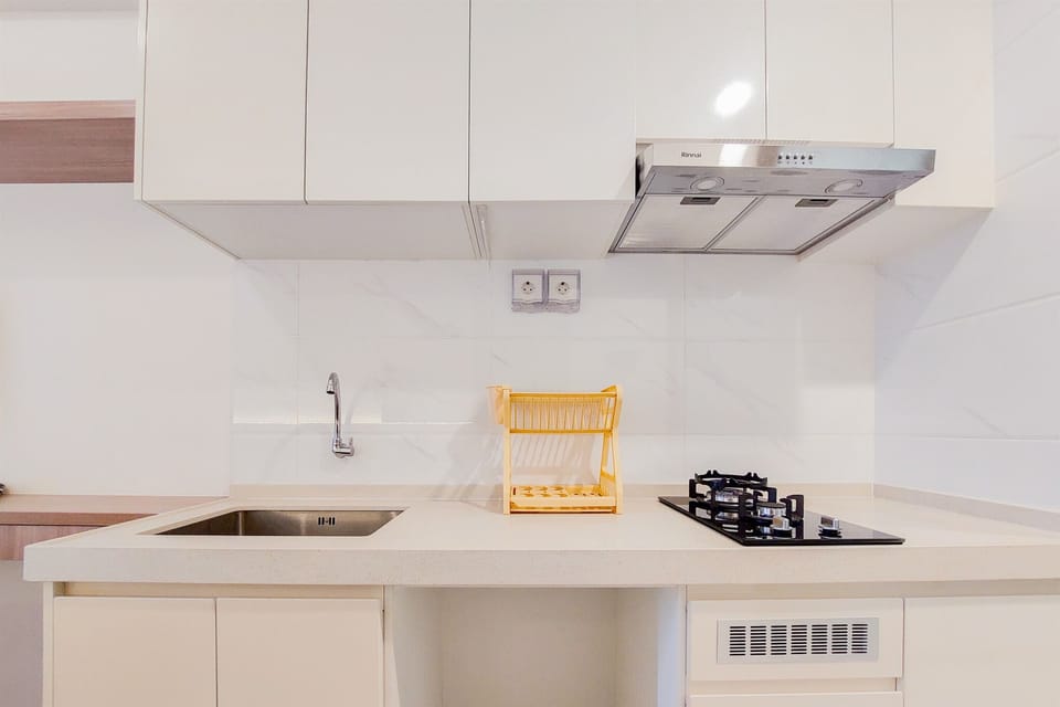 Studio, 1 Bedroom | Private kitchen | Fridge, stovetop, cookware/dishes/utensils, dining table