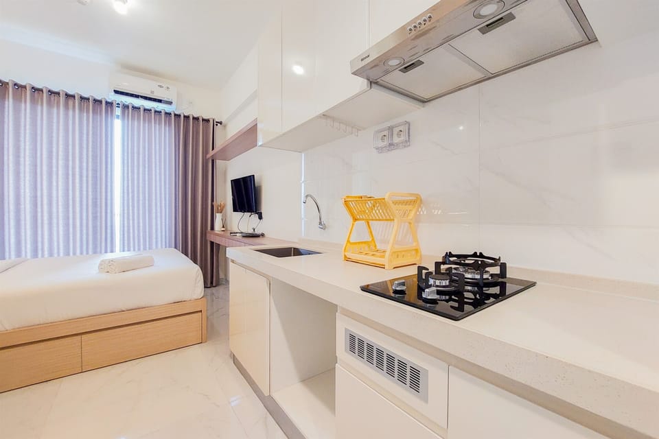 Studio, 1 Bedroom | Private kitchen | Fridge, stovetop, cookware/dishes/utensils, dining table