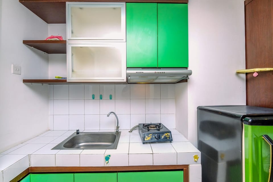 Studio | Private kitchen | Fridge, stovetop, cookware/dishes/utensils, dining tables
