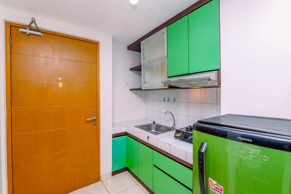 Studio | Private kitchen | Fridge, stovetop, cookware/dishes/utensils, dining tables