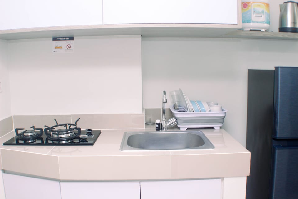 Studio | Private kitchen | Fridge, stovetop, cookware/dishes/utensils, dining tables