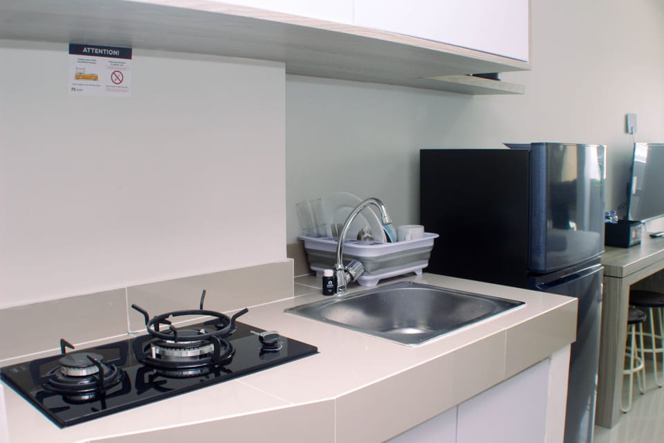 Studio | Private kitchen | Fridge, stovetop, cookware/dishes/utensils, dining tables