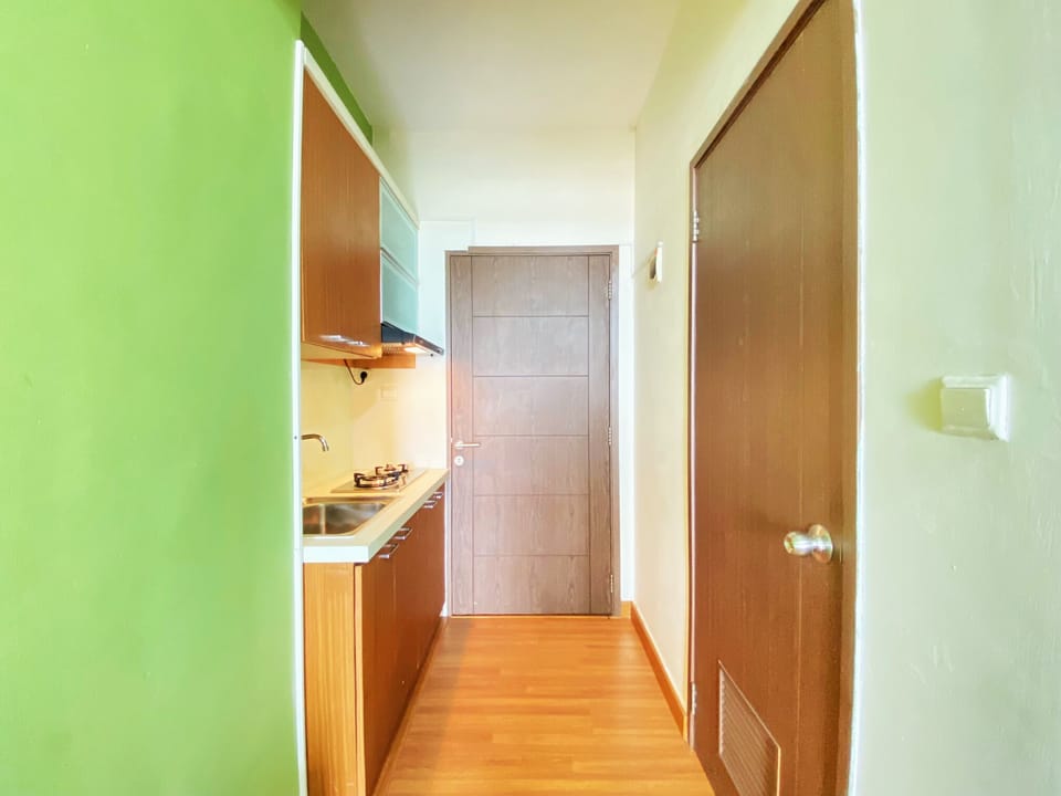 Studio | Private kitchen | Fridge, stovetop, cookware/dishes/utensils, dining tables