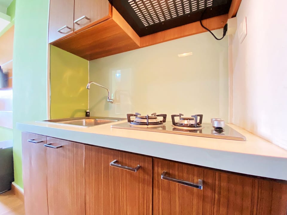 Studio | Private kitchen | Fridge, stovetop, cookware/dishes/utensils, dining tables