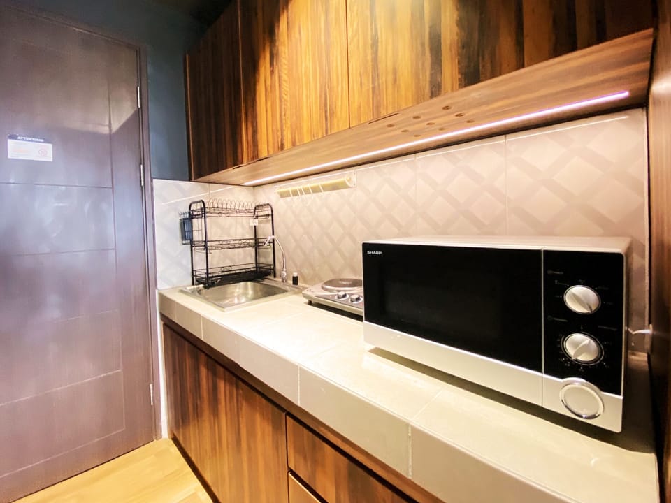 Studio | Private kitchen | Fridge, stovetop, cookware/dishes/utensils, dining tables