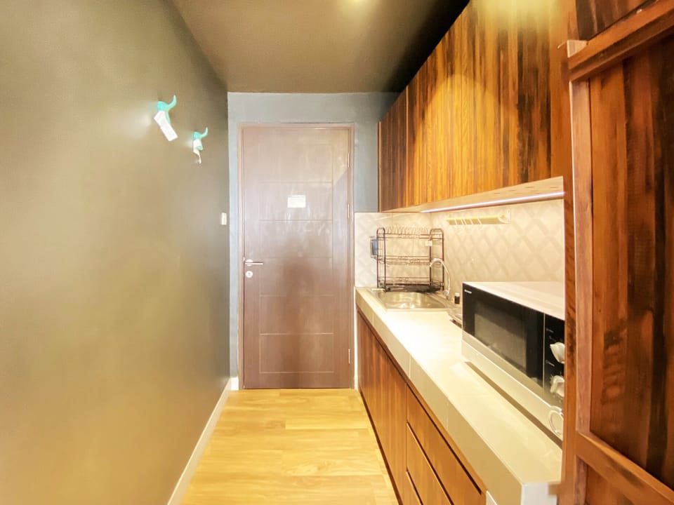 Studio | Private kitchen | Fridge, stovetop, cookware/dishes/utensils, dining tables