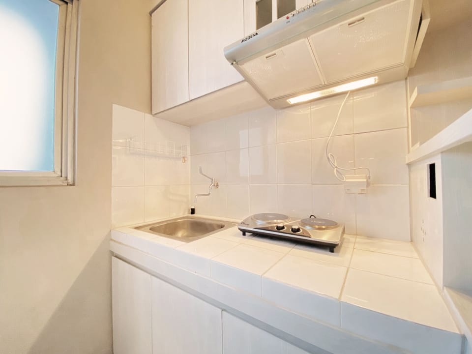 Apartment, 1 Bedroom | Private kitchen | Fridge, stovetop, cookware/dishes/utensils, dining tables