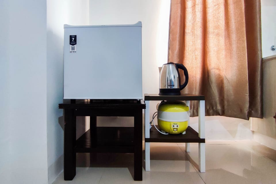 Studio | Private kitchen | Fridge, stovetop, cookware/dishes/utensils, dining table