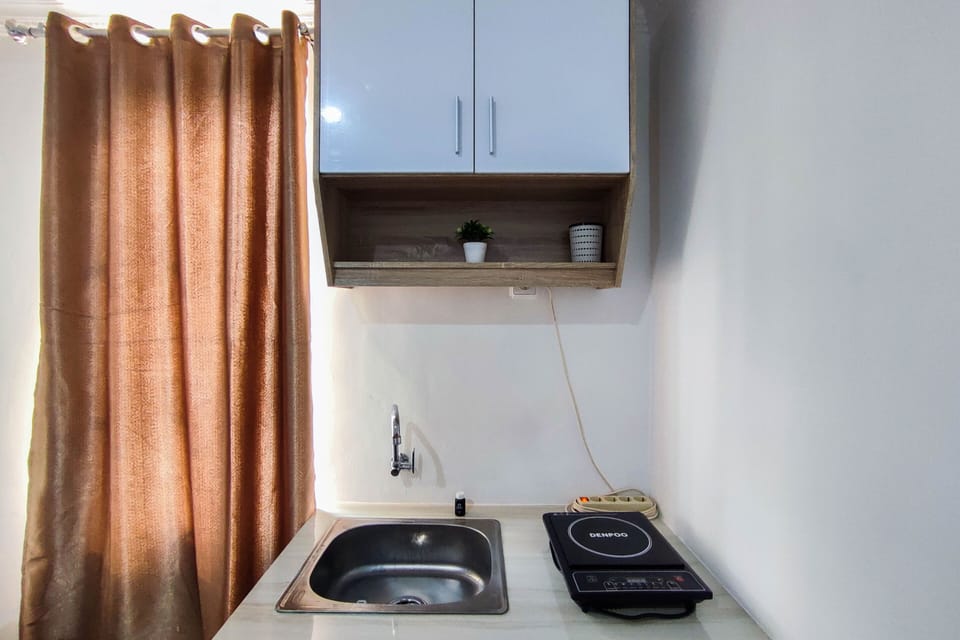 Studio | Private kitchen | Fridge, stovetop, cookware/dishes/utensils, dining table