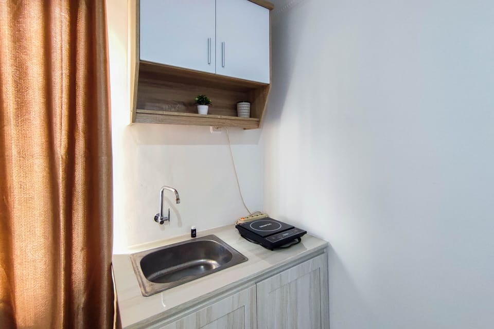 Studio | Private kitchen | Fridge, stovetop, cookware/dishes/utensils, dining table