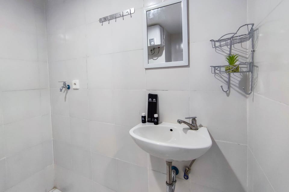Studio | Bathroom | Shower, free toiletries, towels