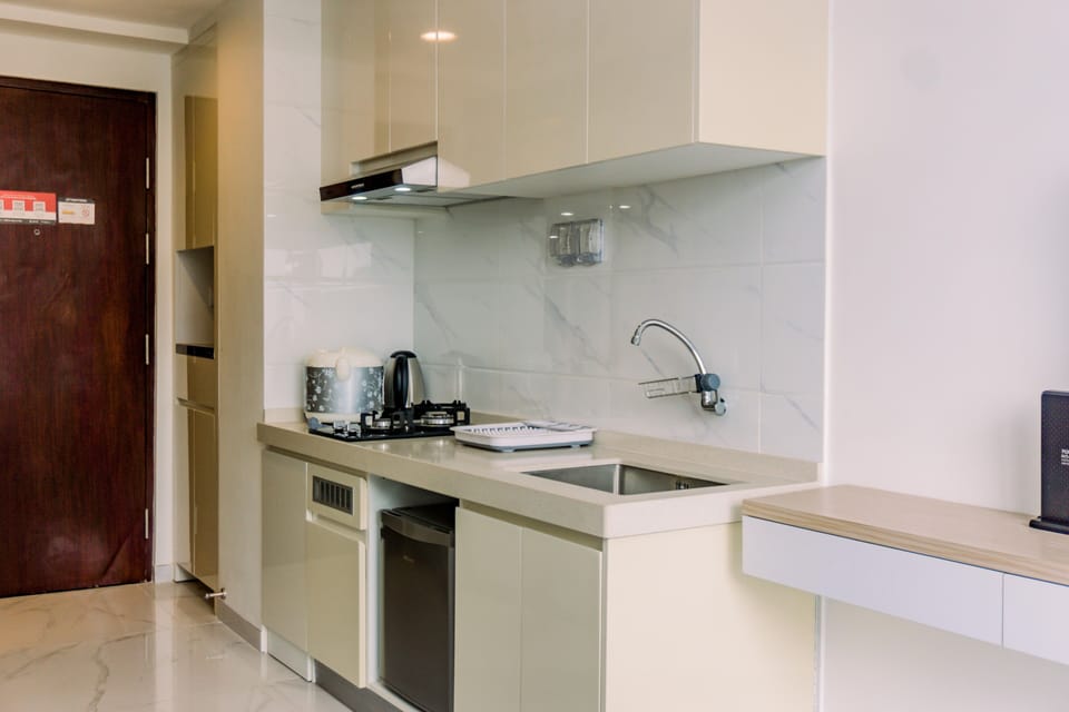 Studio | Private kitchen | Fridge, stovetop, cookware/dishes/utensils, dining tables