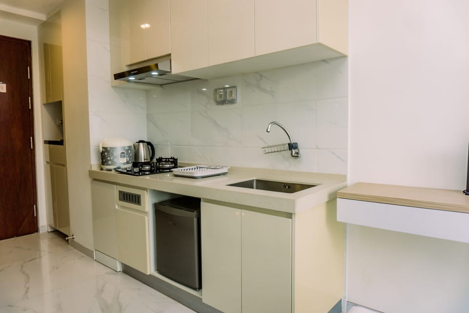 Studio | Private kitchen | Fridge, stovetop, cookware/dishes/utensils, dining tables
