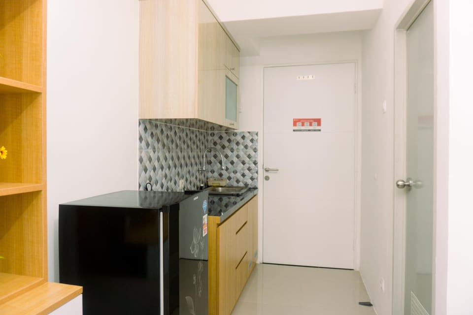 Studio | Private kitchen | Fridge, stovetop, cookware/dishes/utensils, dining tables