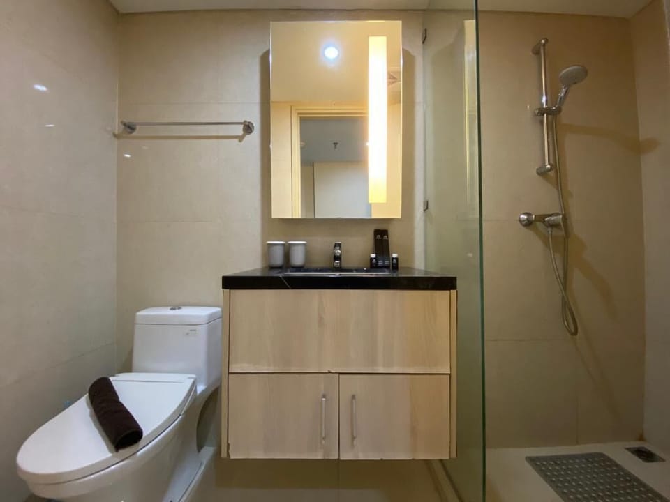 Studio | Bathroom | Shower, free toiletries, towels