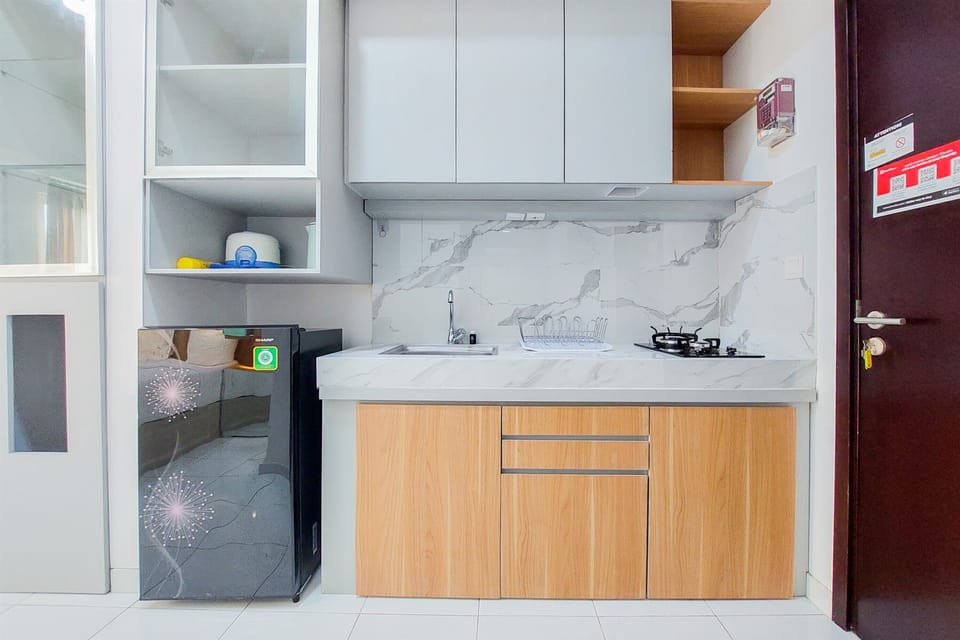 Studio | Private kitchen | Fridge, stovetop, cookware/dishes/utensils, dining tables