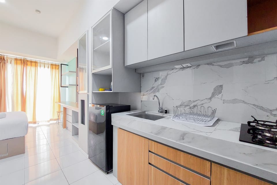 Studio | Private kitchen | Fridge, stovetop, cookware/dishes/utensils, dining tables