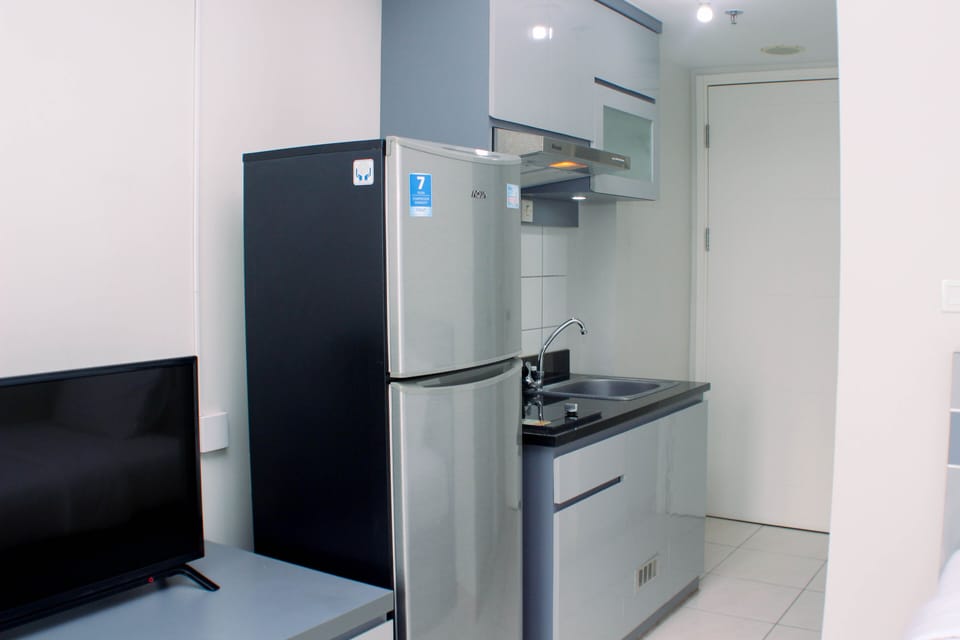Studio | Private kitchen | Fridge, stovetop, cookware/dishes/utensils, dining tables