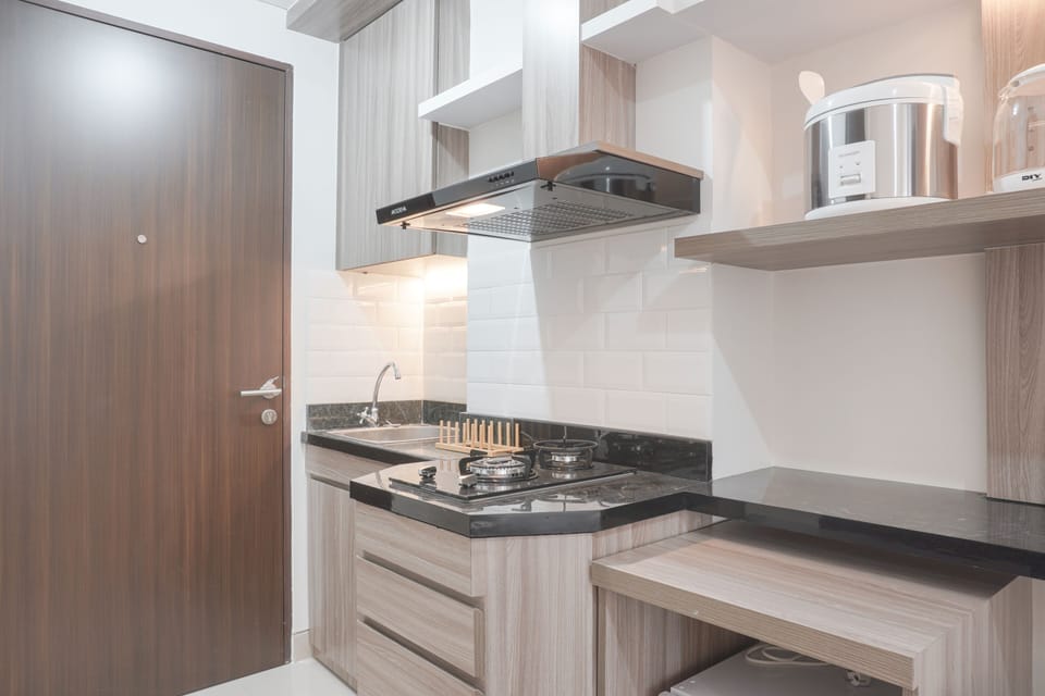 Studio, 1 Bedroom | Private kitchen | Fridge, stovetop, cookware/dishes/utensils, dining tables