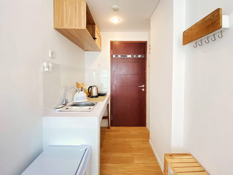 Studio | Private kitchen | Fridge, stovetop, cookware/dishes/utensils, dining tables