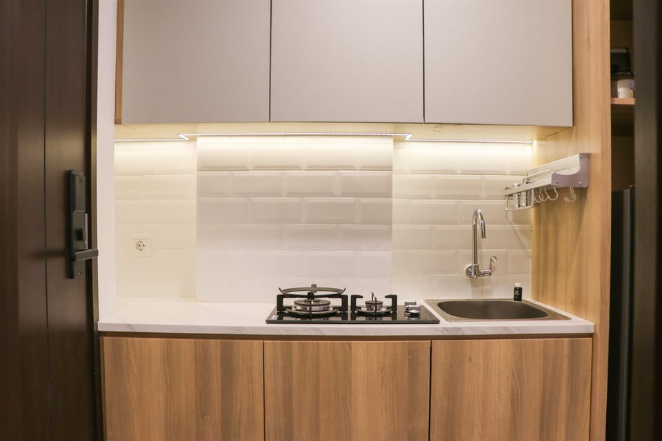 Studio | Private kitchen | Fridge, stovetop, cookware/dishes/utensils, dining tables