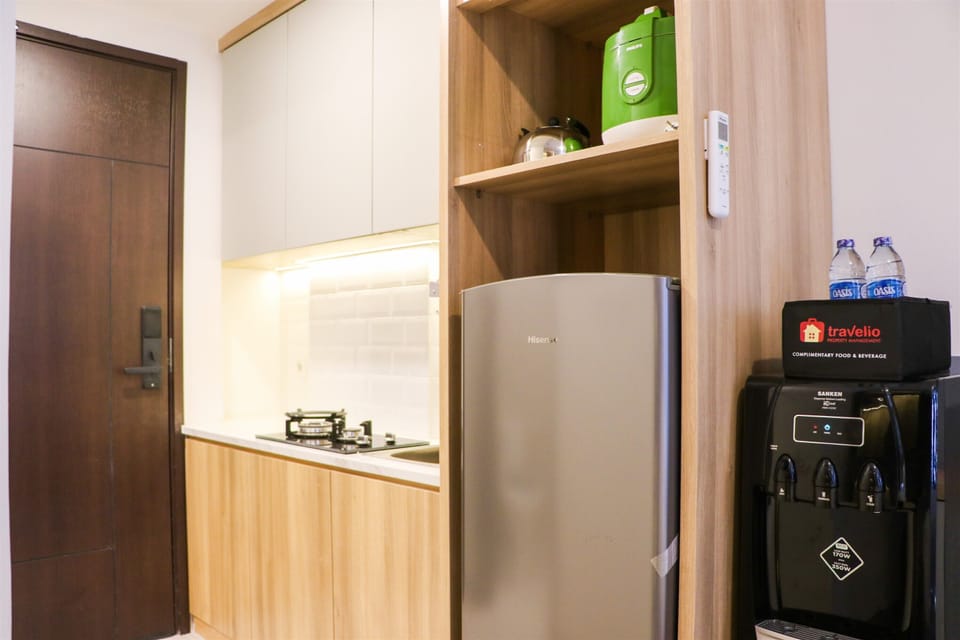 Studio | Private kitchen | Fridge, stovetop, cookware/dishes/utensils, dining tables