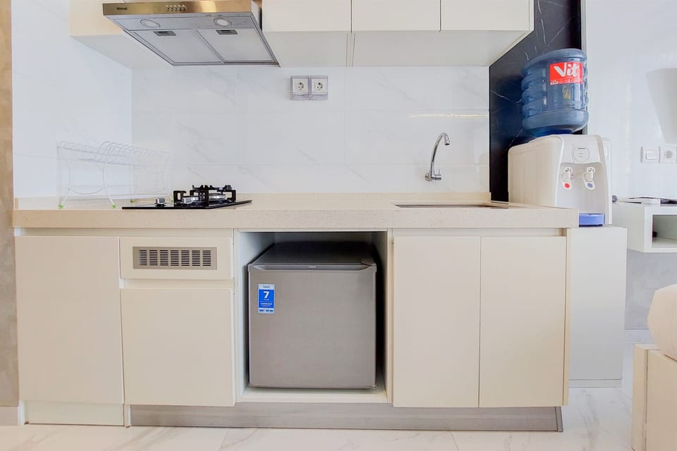 Studio | Private kitchen | Fridge, stovetop, cookware/dishes/utensils, dining tables