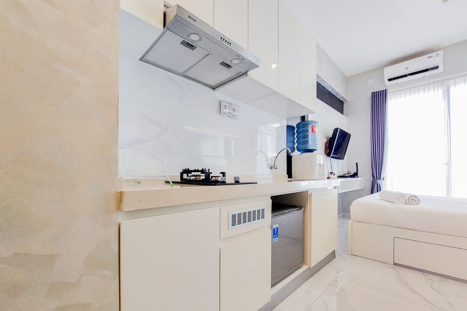 Studio | Private kitchen | Fridge, stovetop, cookware/dishes/utensils, dining tables
