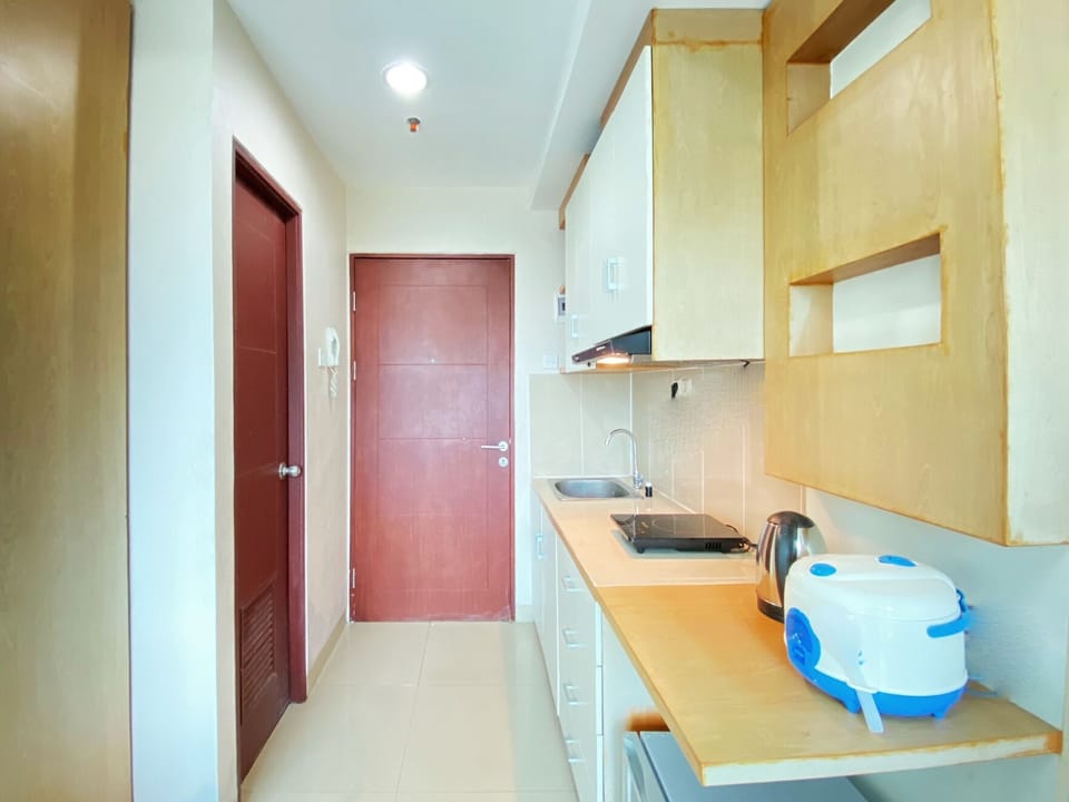 Studio | Private kitchen | Fridge, stovetop, cookware/dishes/utensils, dining tables