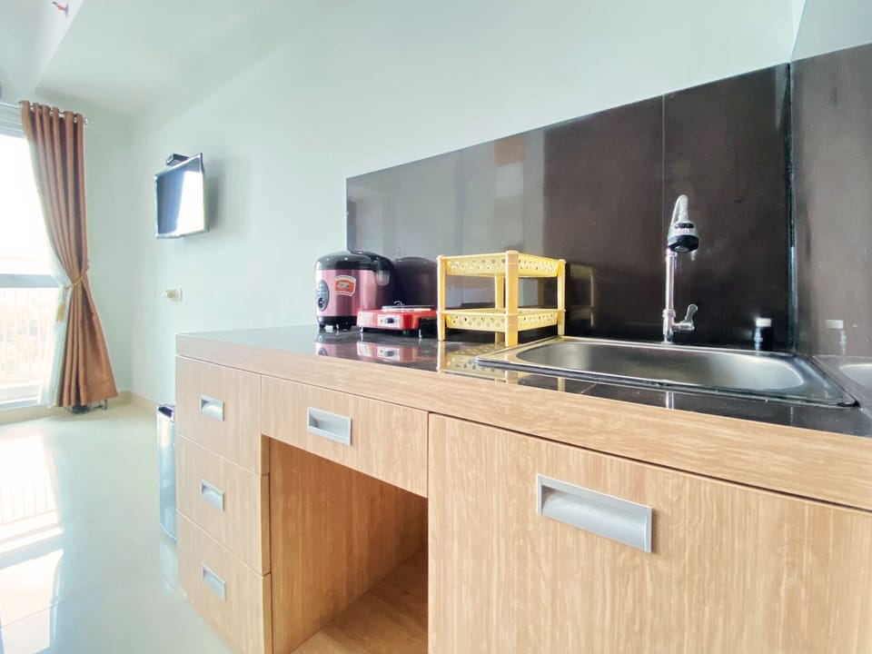Studio | Private kitchen | Fridge, stovetop, cookware/dishes/utensils, dining tables